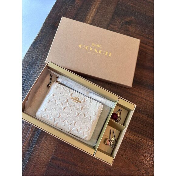 NIB Authentic Coach Cream Wristlet with Gold Accents and 2 Charms - Picture 1 of 12
